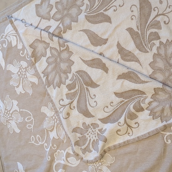 Damask Woven Jacquard Bedspread Tan And Cream With Pillow Sham - Picture 2 of 4